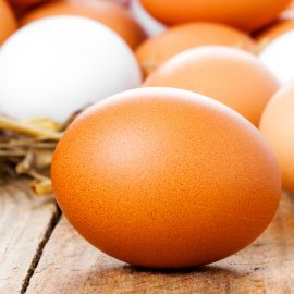 Ovo marrom e ovo branco: quais são as diferenças